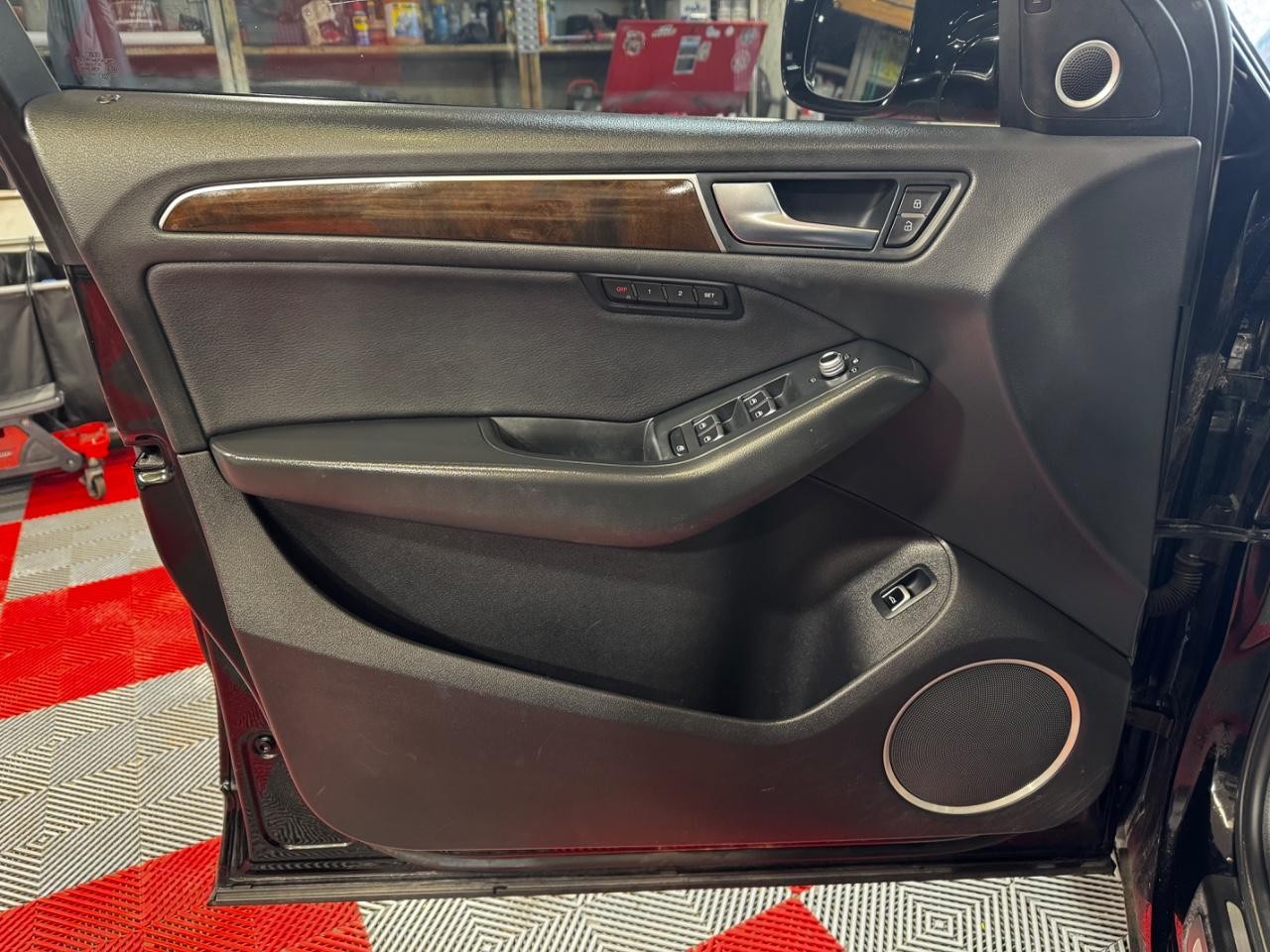 Audi Q5 Vehicle Full-screen Gallery Image 14