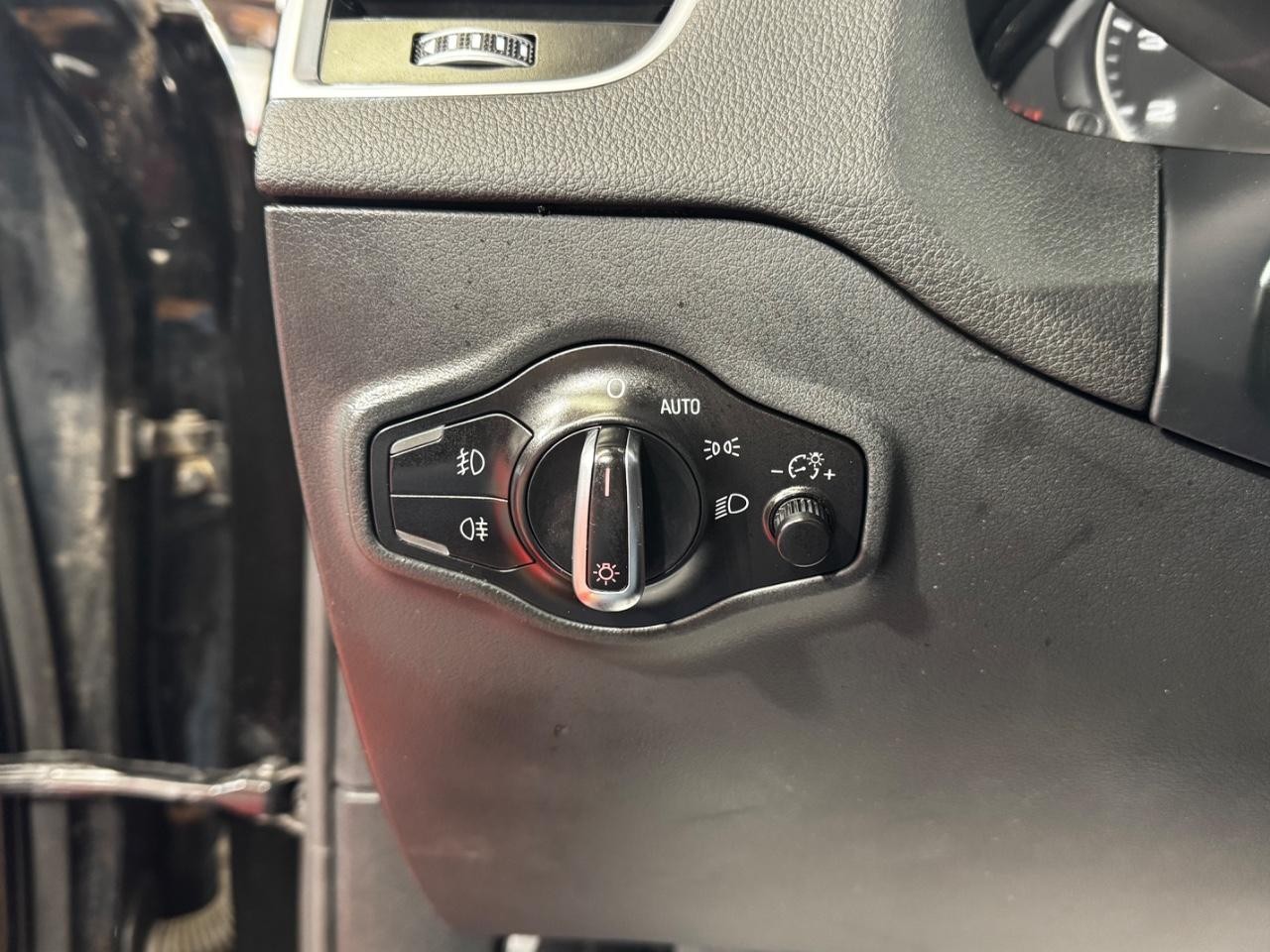 Audi Q5 Vehicle Full-screen Gallery Image 16