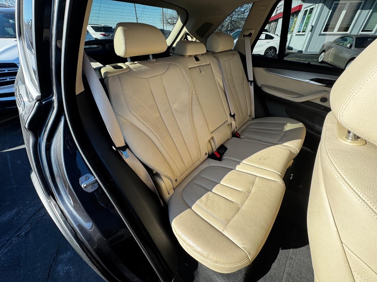 BMW X5 Vehicle Full-screen Gallery Image 06