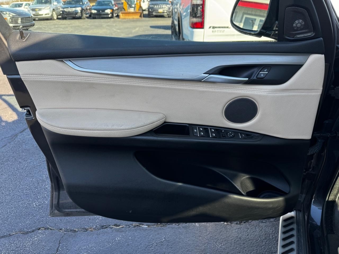 BMW X5 Vehicle Full-screen Gallery Image 07