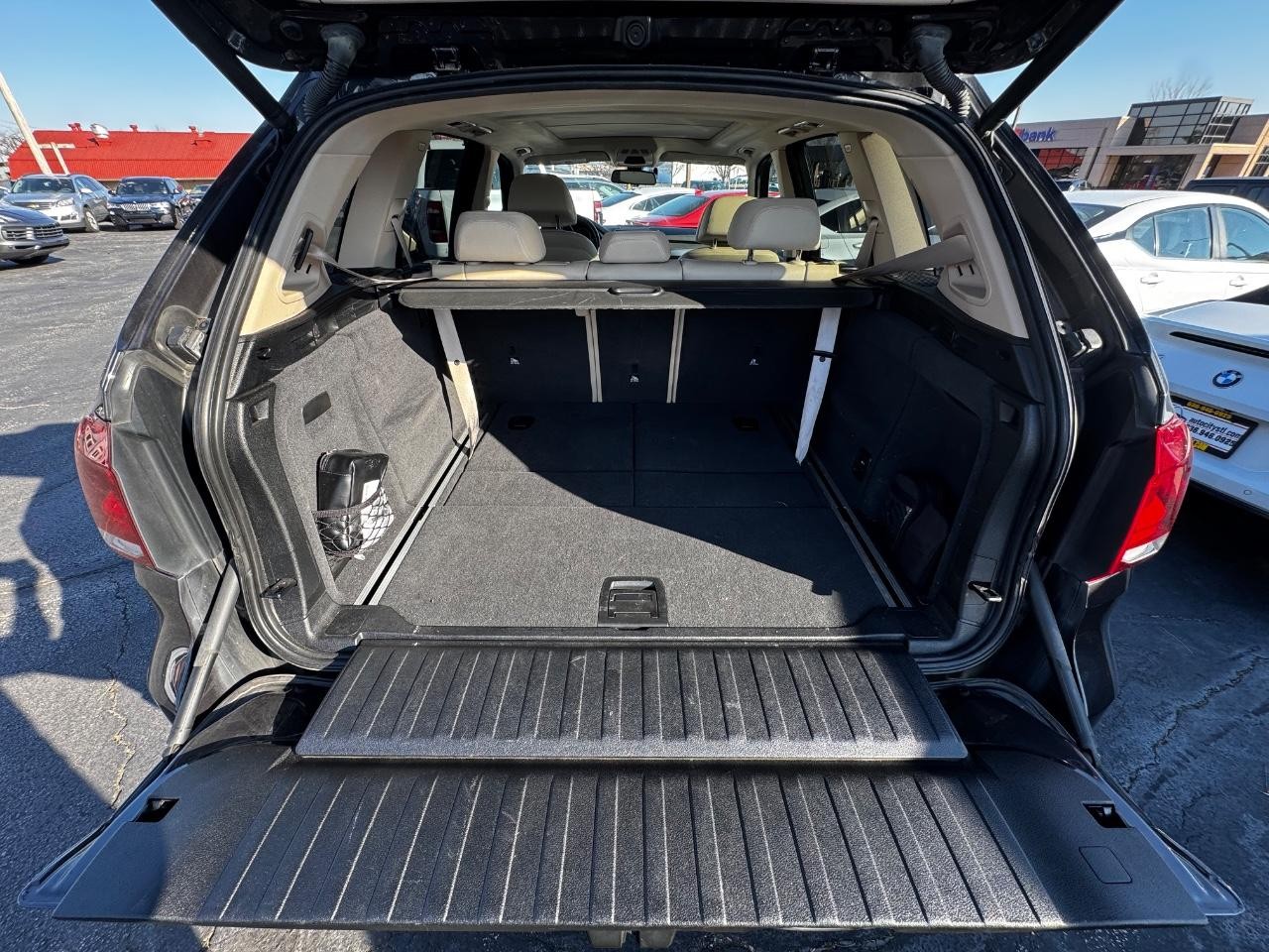 BMW X5 Vehicle Full-screen Gallery Image 09