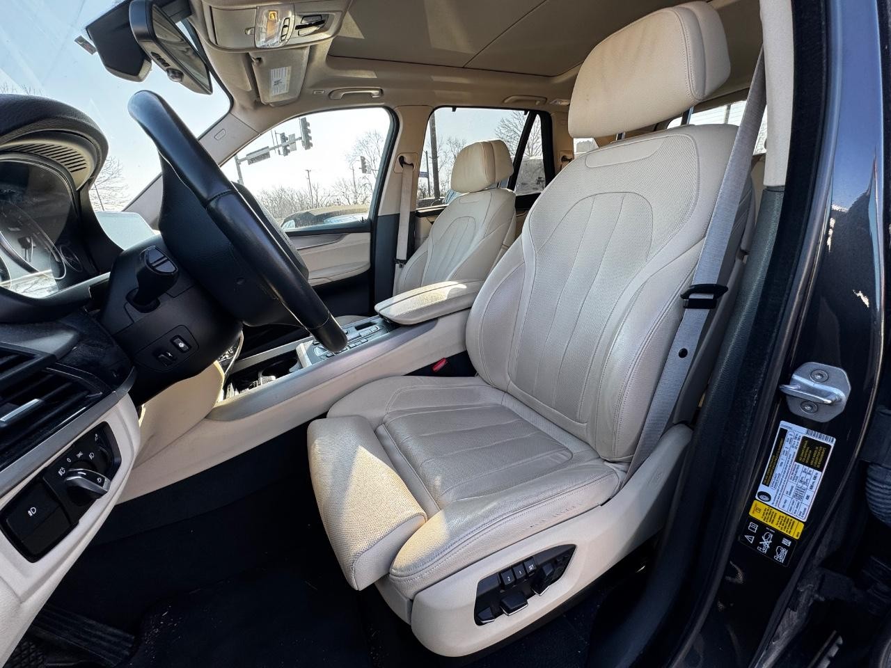 BMW X5 Vehicle Full-screen Gallery Image 11