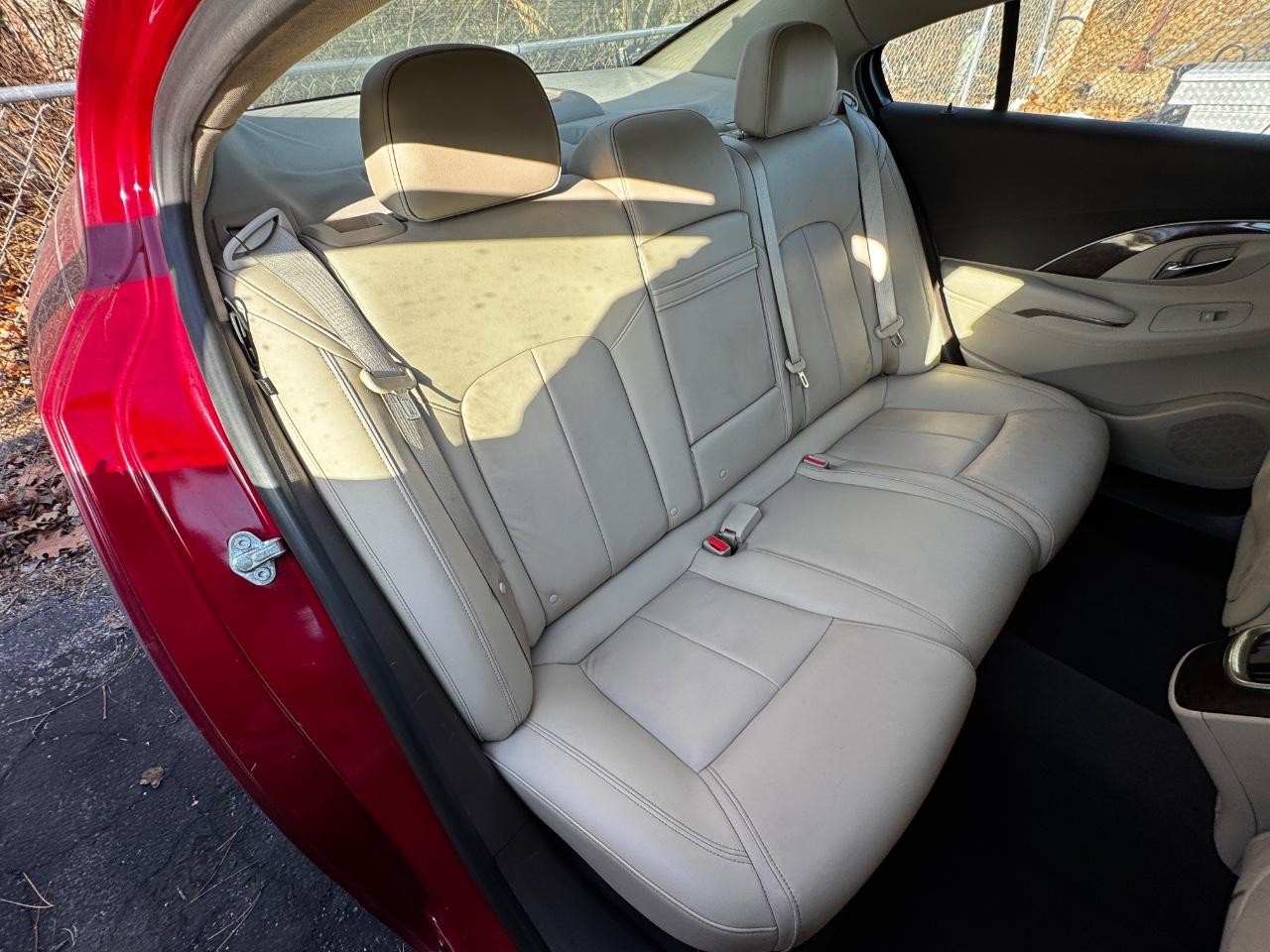 Buick LaCrosse Vehicle Full-screen Gallery Image 06