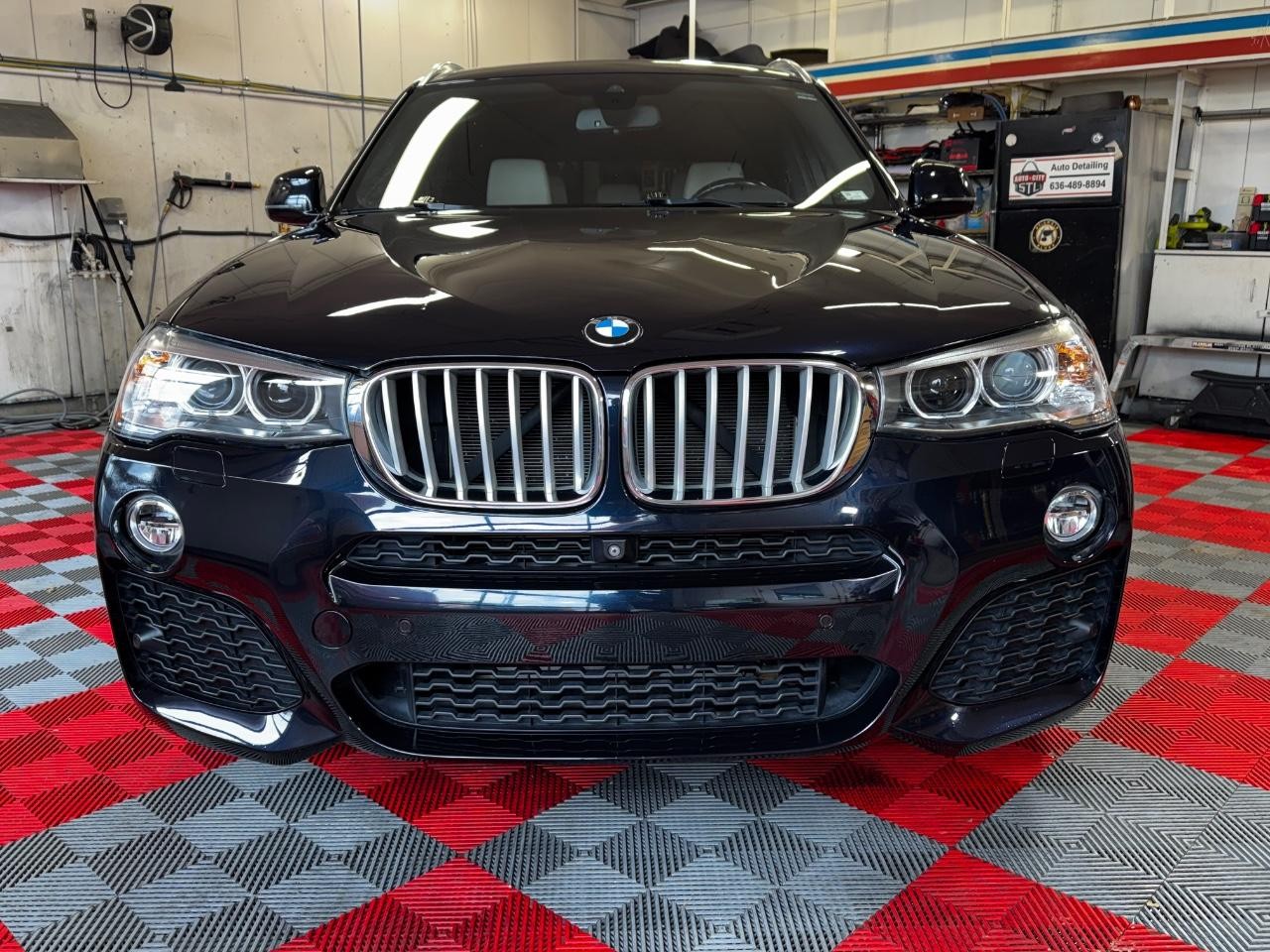 BMW X3 Vehicle Full-screen Gallery Image 02