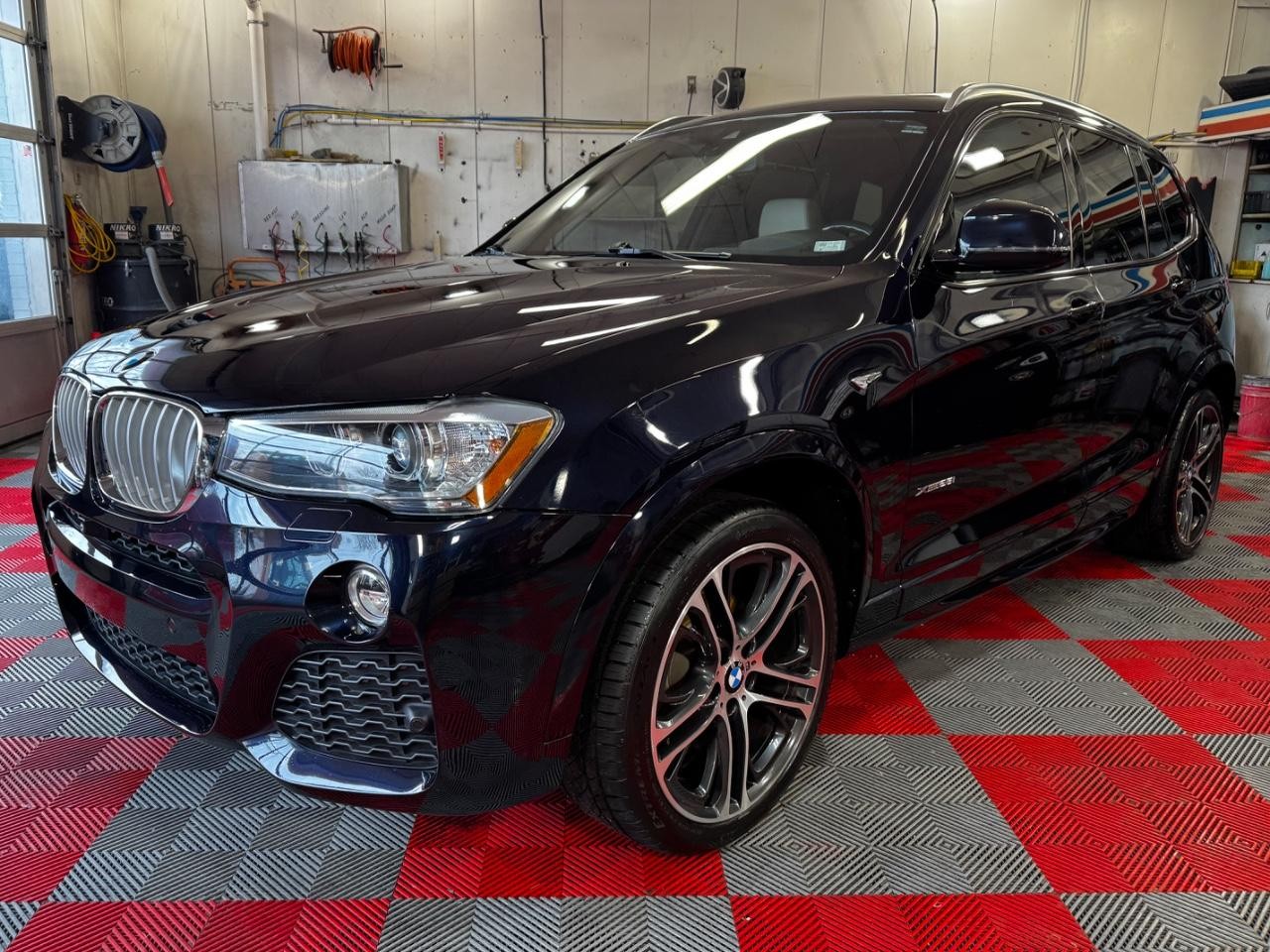 BMW X3 Vehicle Full-screen Gallery Image 03