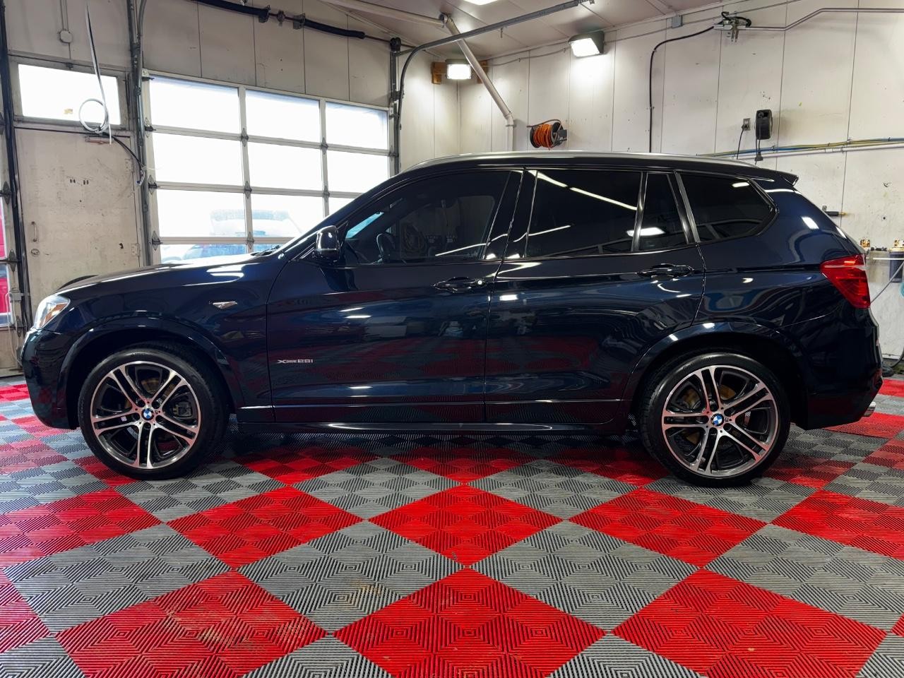 BMW X3 Vehicle Full-screen Gallery Image 04