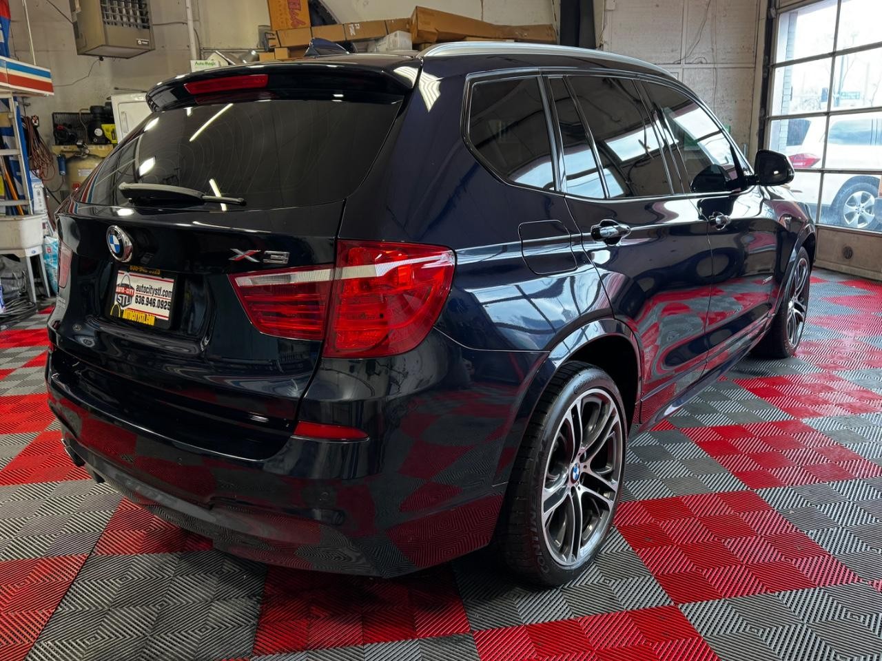 BMW X3 Vehicle Full-screen Gallery Image 07