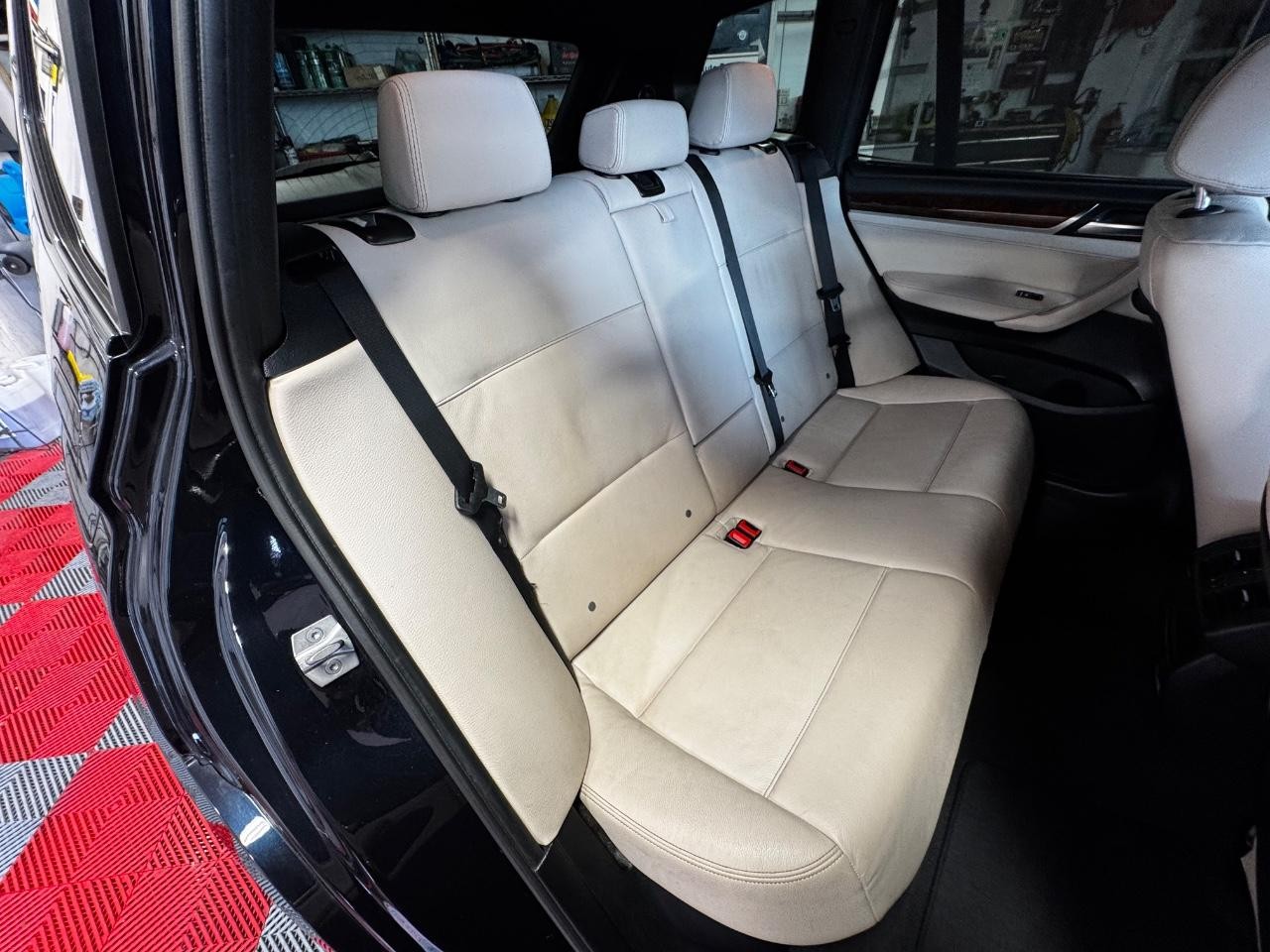 BMW X3 Vehicle Full-screen Gallery Image 10