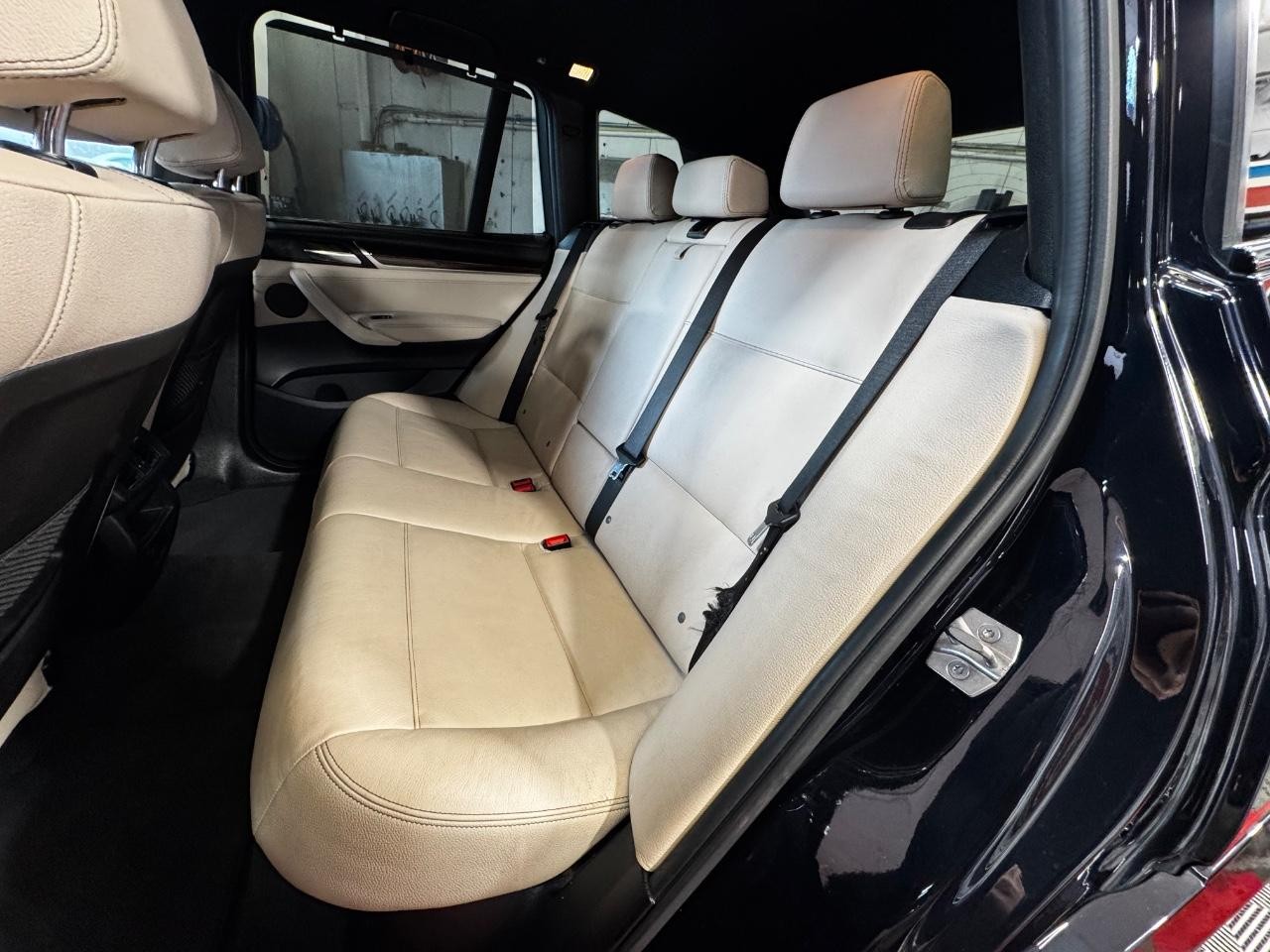 BMW X3 Vehicle Full-screen Gallery Image 12