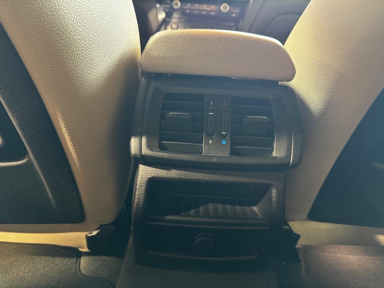 BMW X3 Vehicle Full-screen Gallery Image 13