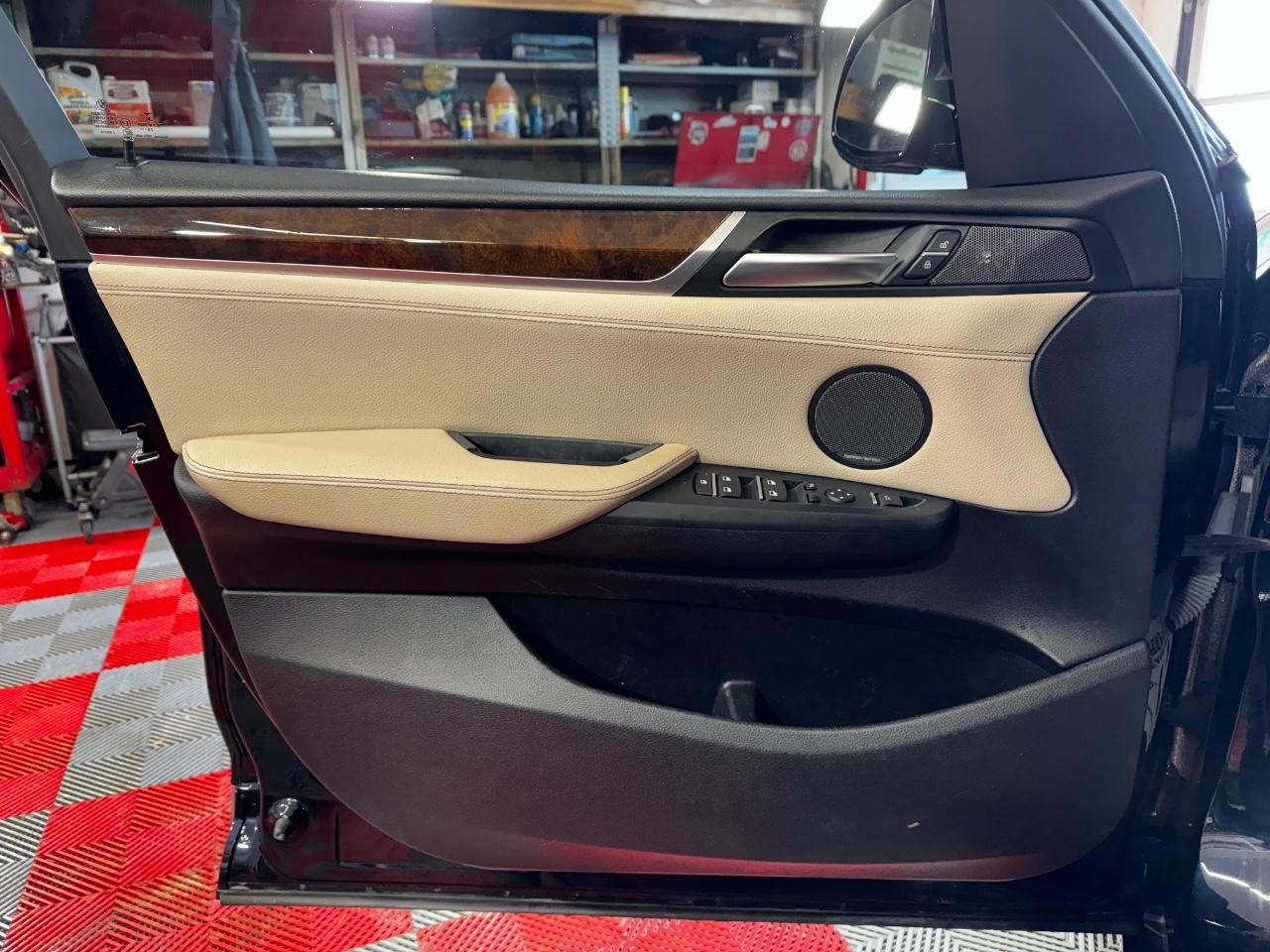 BMW X3 Vehicle Full-screen Gallery Image 14