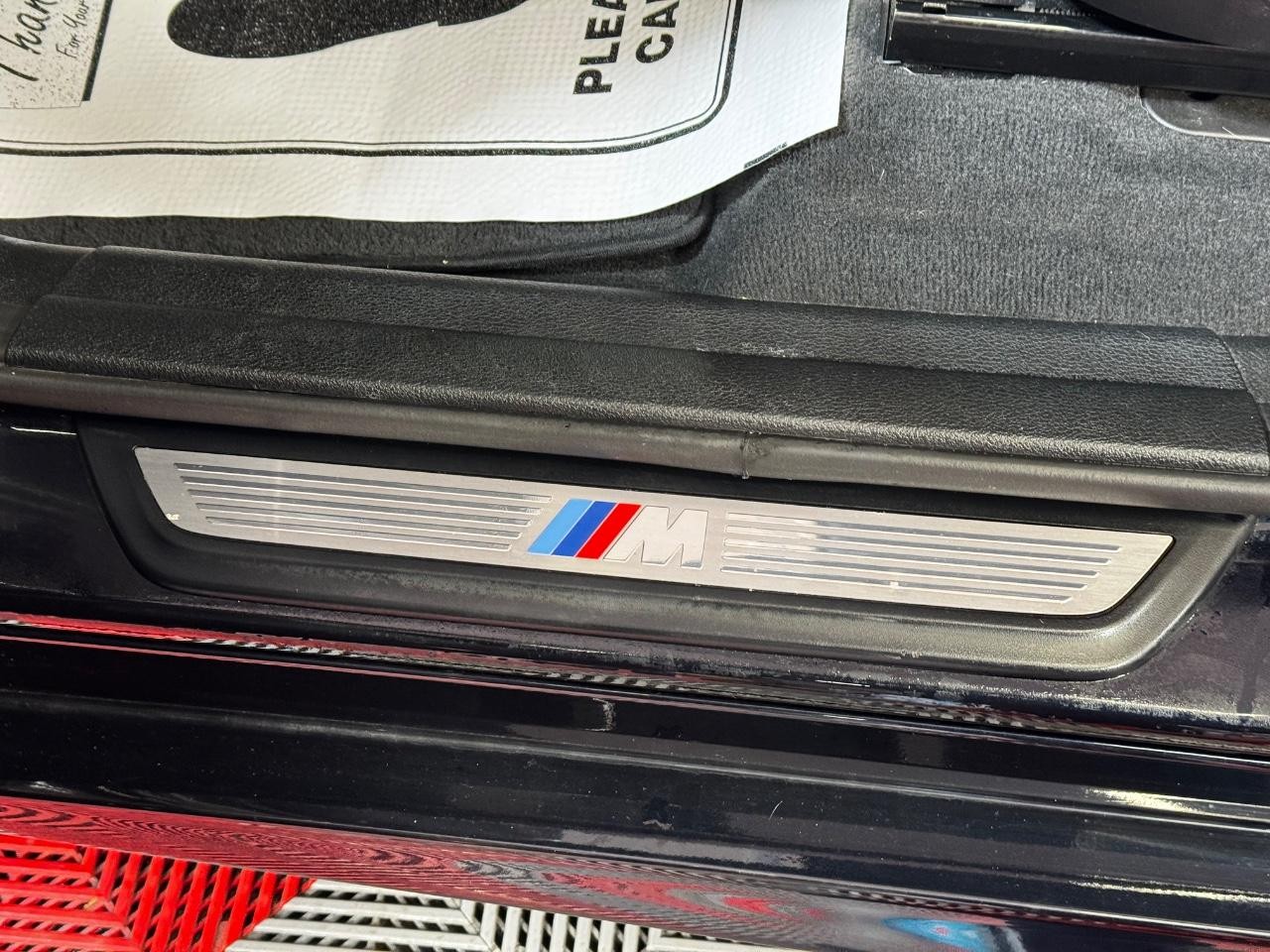 BMW X3 Vehicle Full-screen Gallery Image 15