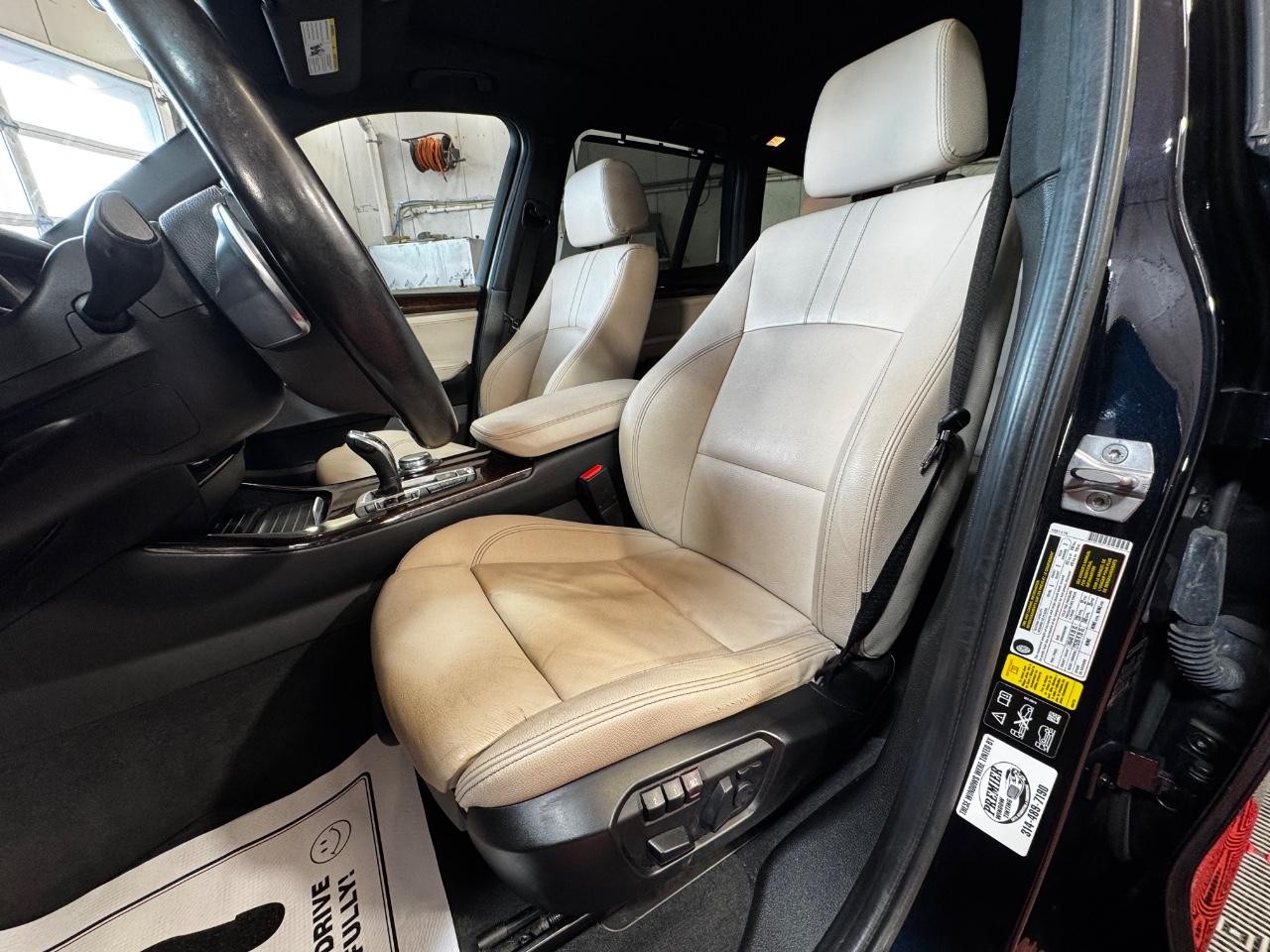 BMW X3 Vehicle Full-screen Gallery Image 16