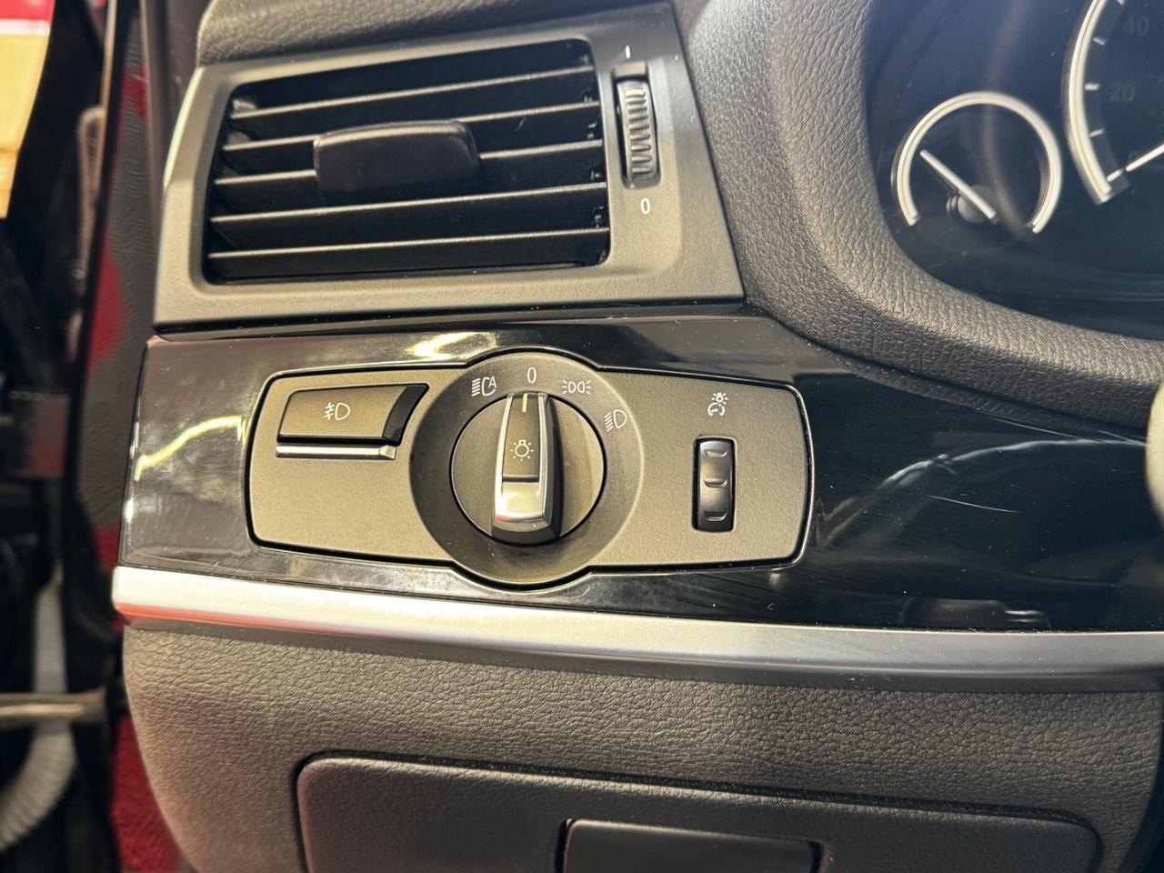 BMW X3 Vehicle Full-screen Gallery Image 17