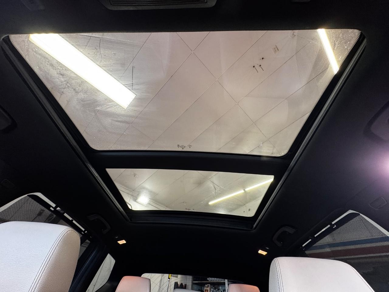 BMW X3 Vehicle Full-screen Gallery Image 24