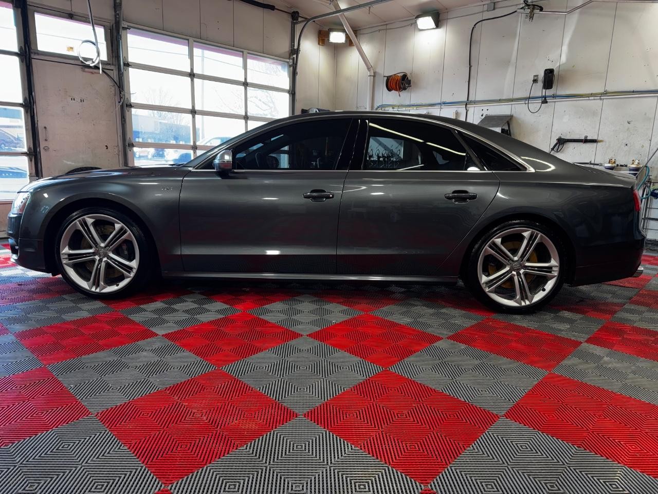 Audi S8 Vehicle Full-screen Gallery Image 04