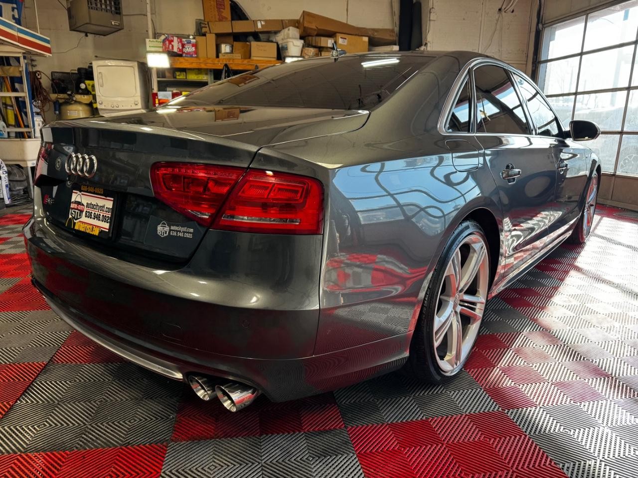 Audi S8 Vehicle Full-screen Gallery Image 07