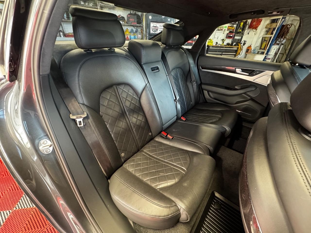 Audi S8 Vehicle Full-screen Gallery Image 10