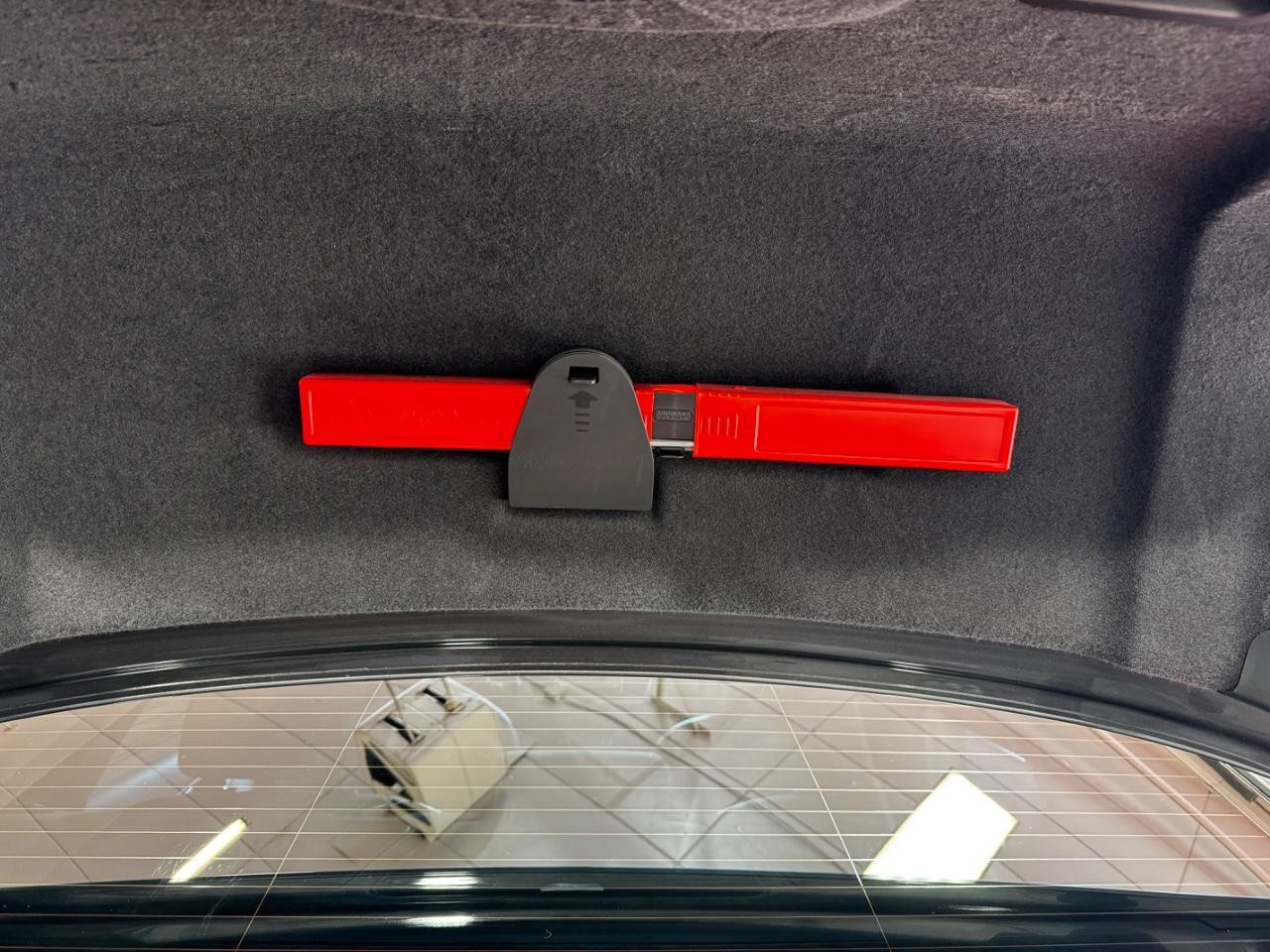 Audi S8 Vehicle Full-screen Gallery Image 12