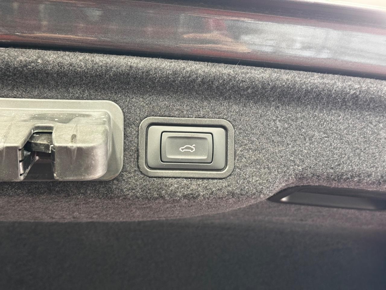 Audi S8 Vehicle Full-screen Gallery Image 13