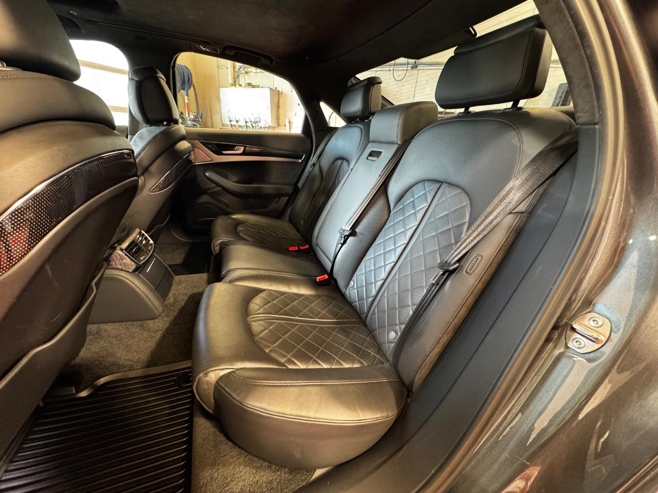 Audi S8 Vehicle Full-screen Gallery Image 14