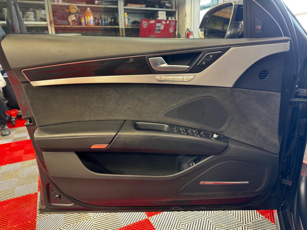 Audi S8 Vehicle Full-screen Gallery Image 16