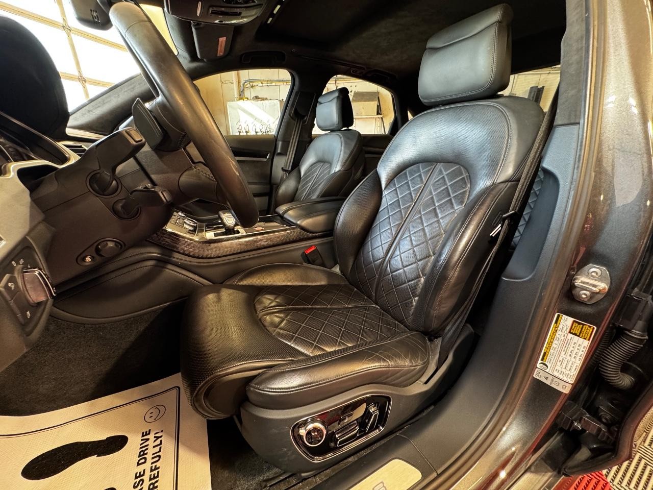 Audi S8 Vehicle Full-screen Gallery Image 17