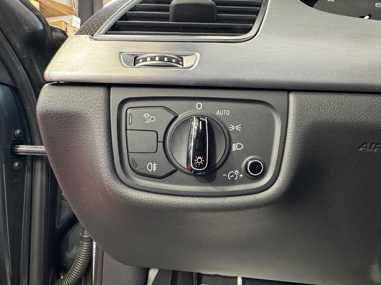 Audi S8 Vehicle Full-screen Gallery Image 18