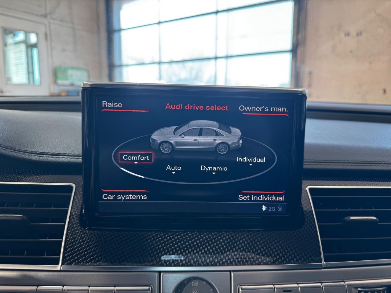 Audi S8 Vehicle Full-screen Gallery Image 21