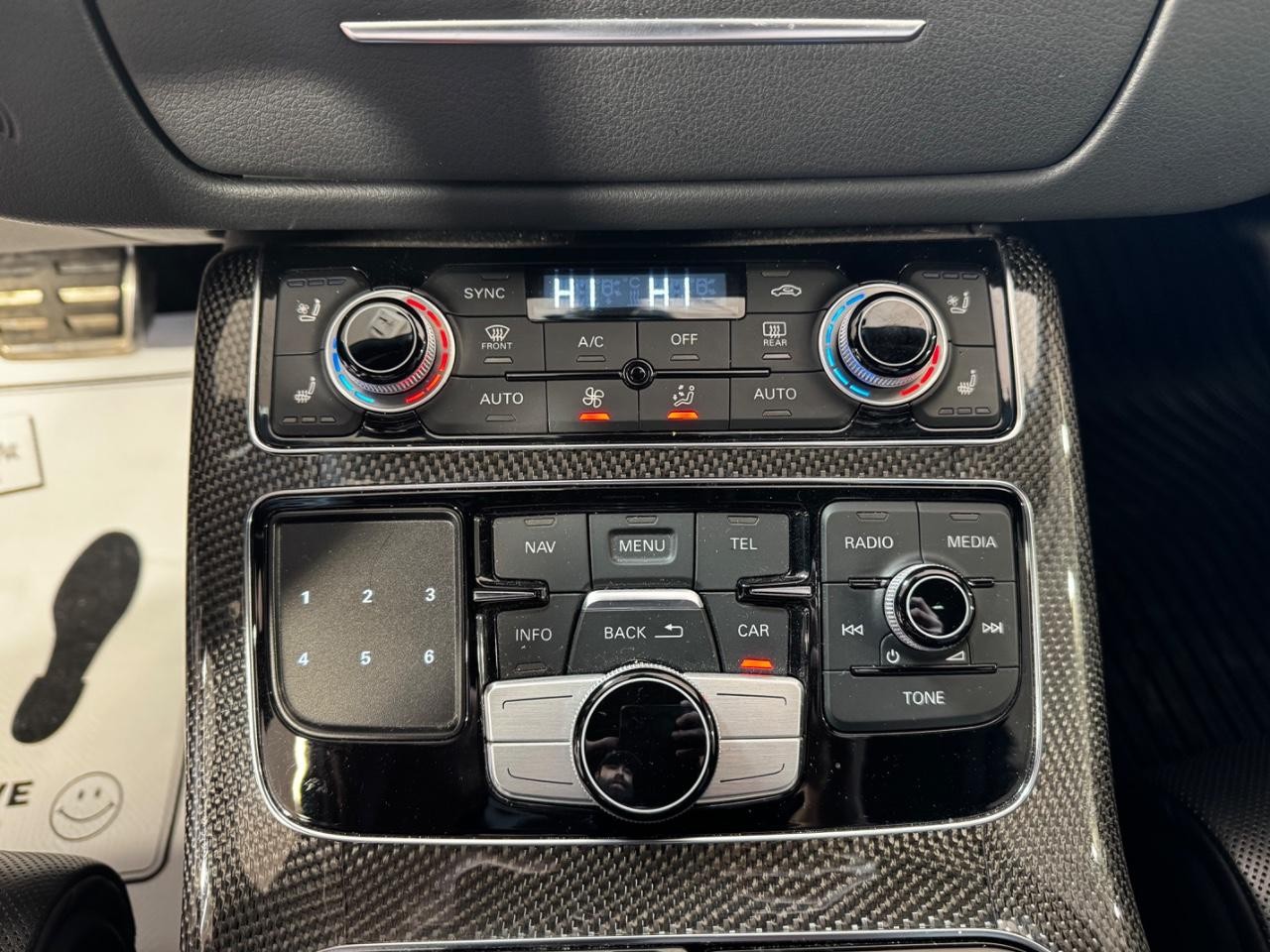 Audi S8 Vehicle Full-screen Gallery Image 22