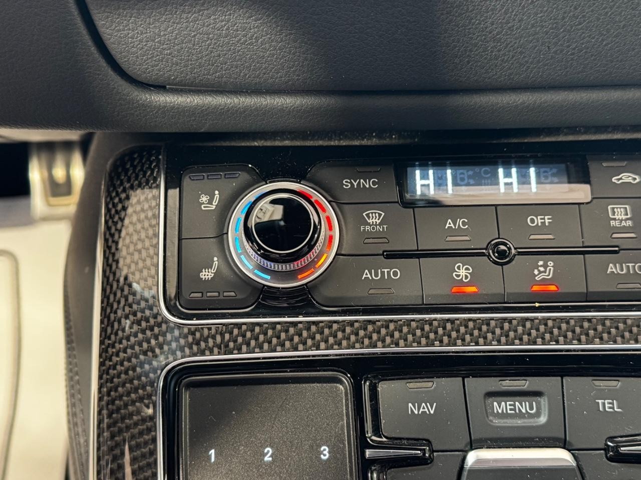 Audi S8 Vehicle Full-screen Gallery Image 23