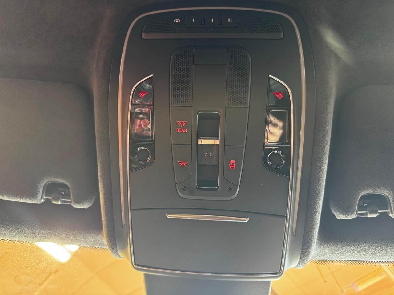 Audi S8 Vehicle Full-screen Gallery Image 25