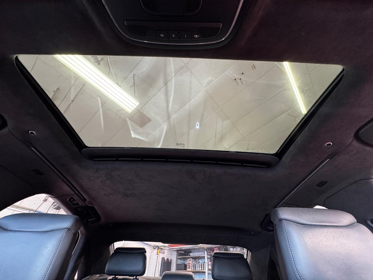 Audi S8 Vehicle Full-screen Gallery Image 26