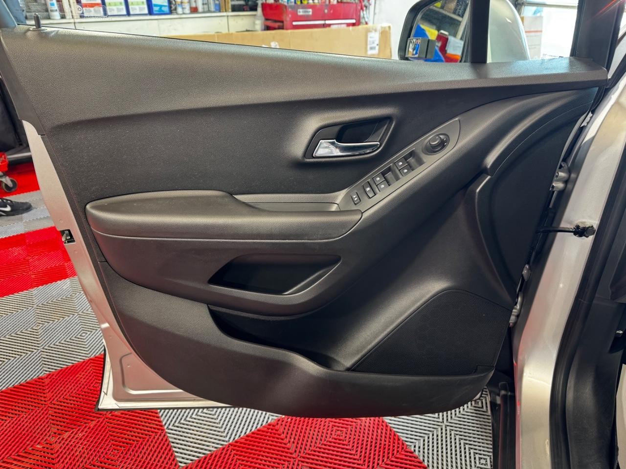 Chevrolet Trax Vehicle Full-screen Gallery Image 13