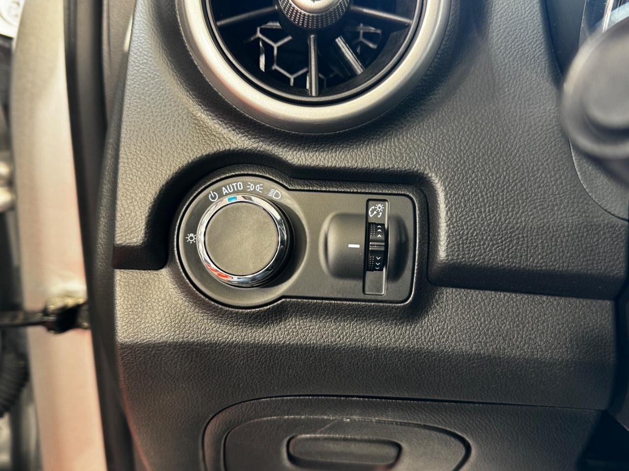 Chevrolet Trax Vehicle Full-screen Gallery Image 15