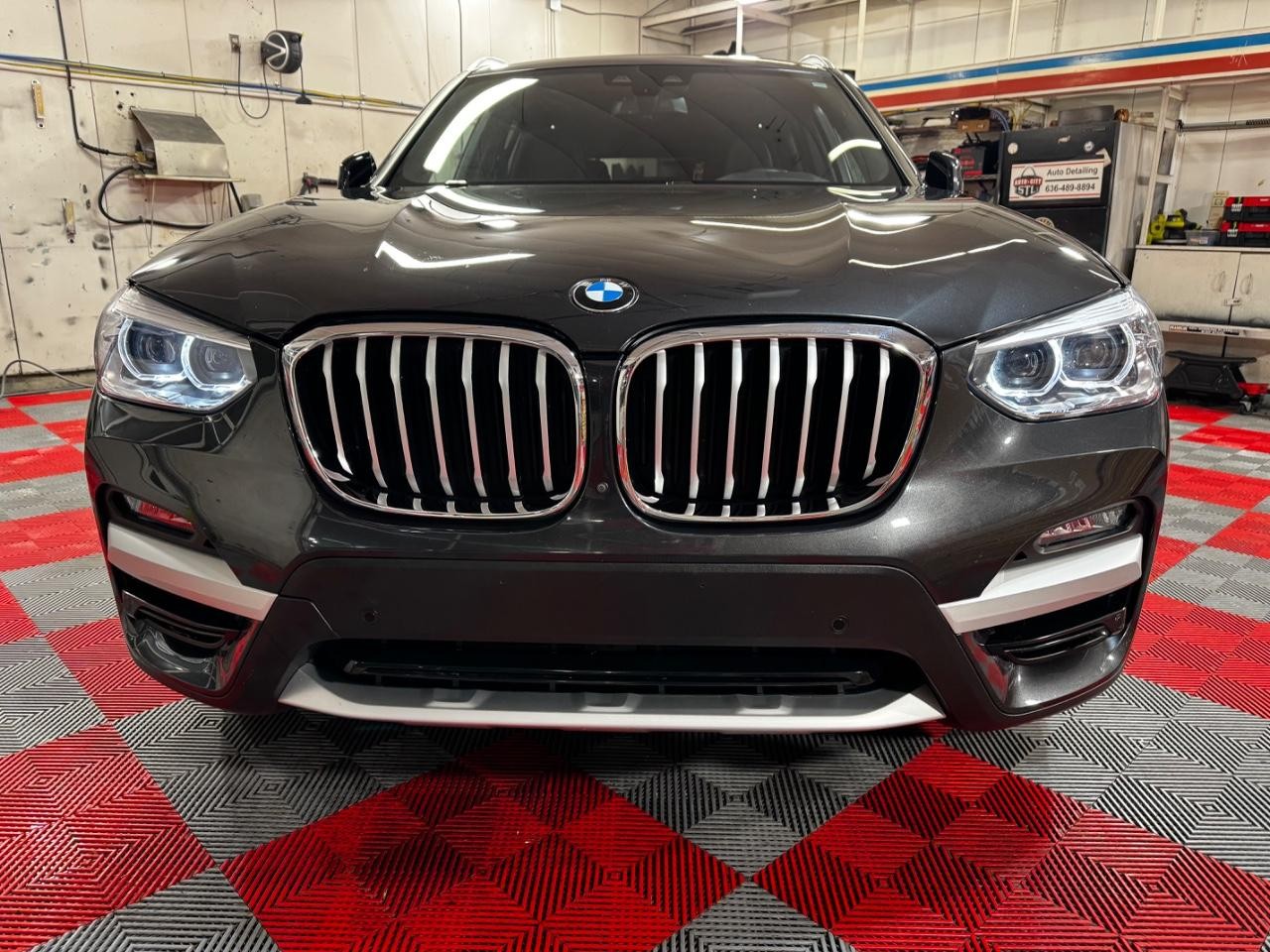 BMW X3 Vehicle Full-screen Gallery Image 02