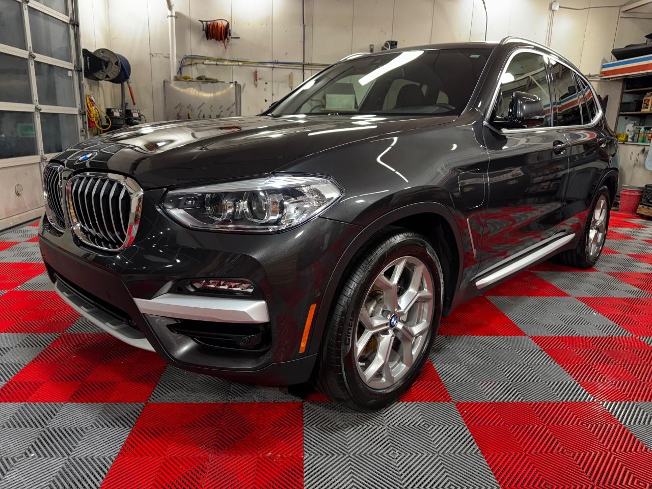 BMW X3 Vehicle Full-screen Gallery Image 03