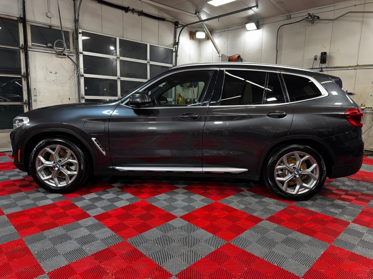 BMW X3 Vehicle Full-screen Gallery Image 05