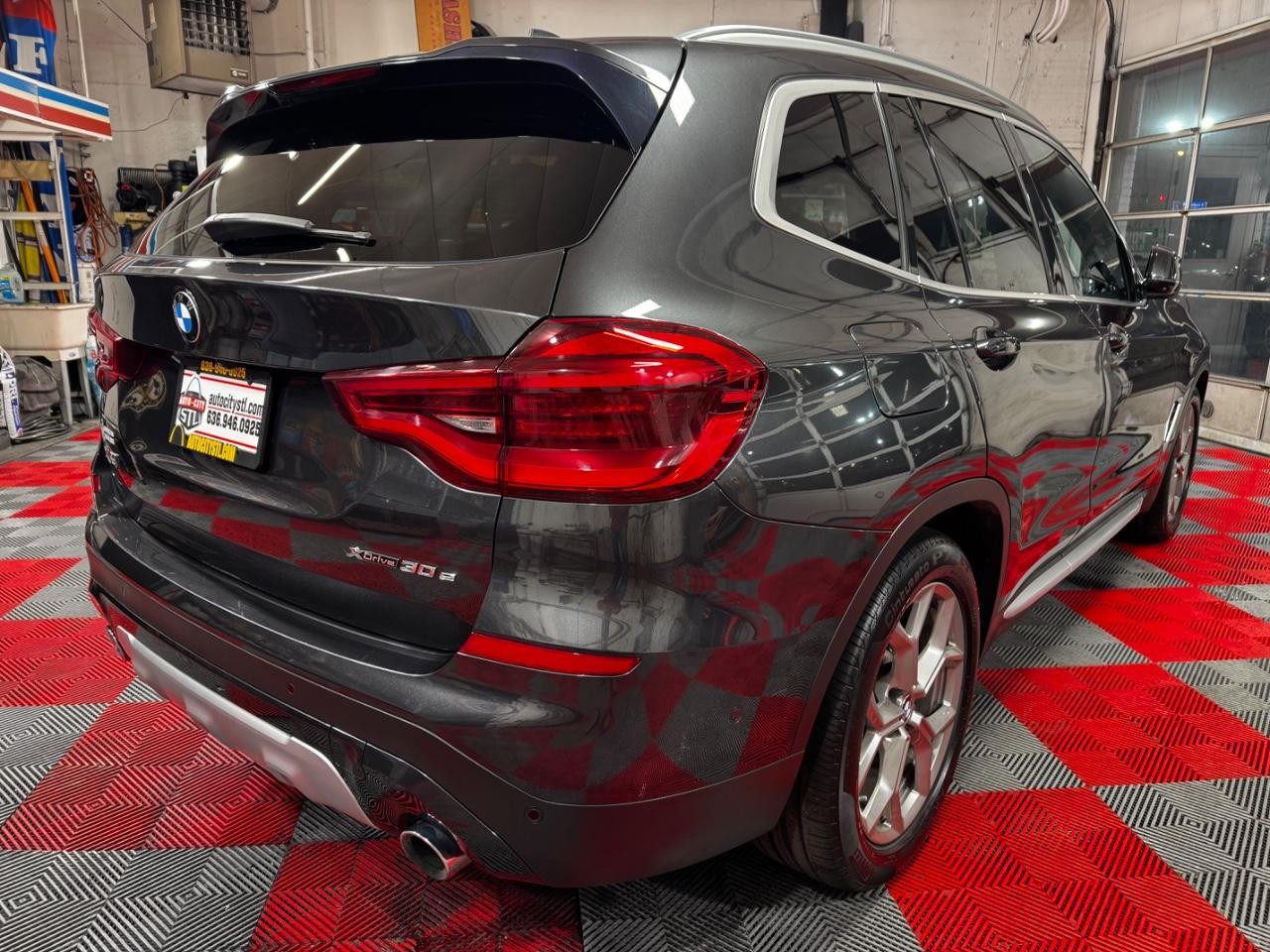 BMW X3 Vehicle Full-screen Gallery Image 08