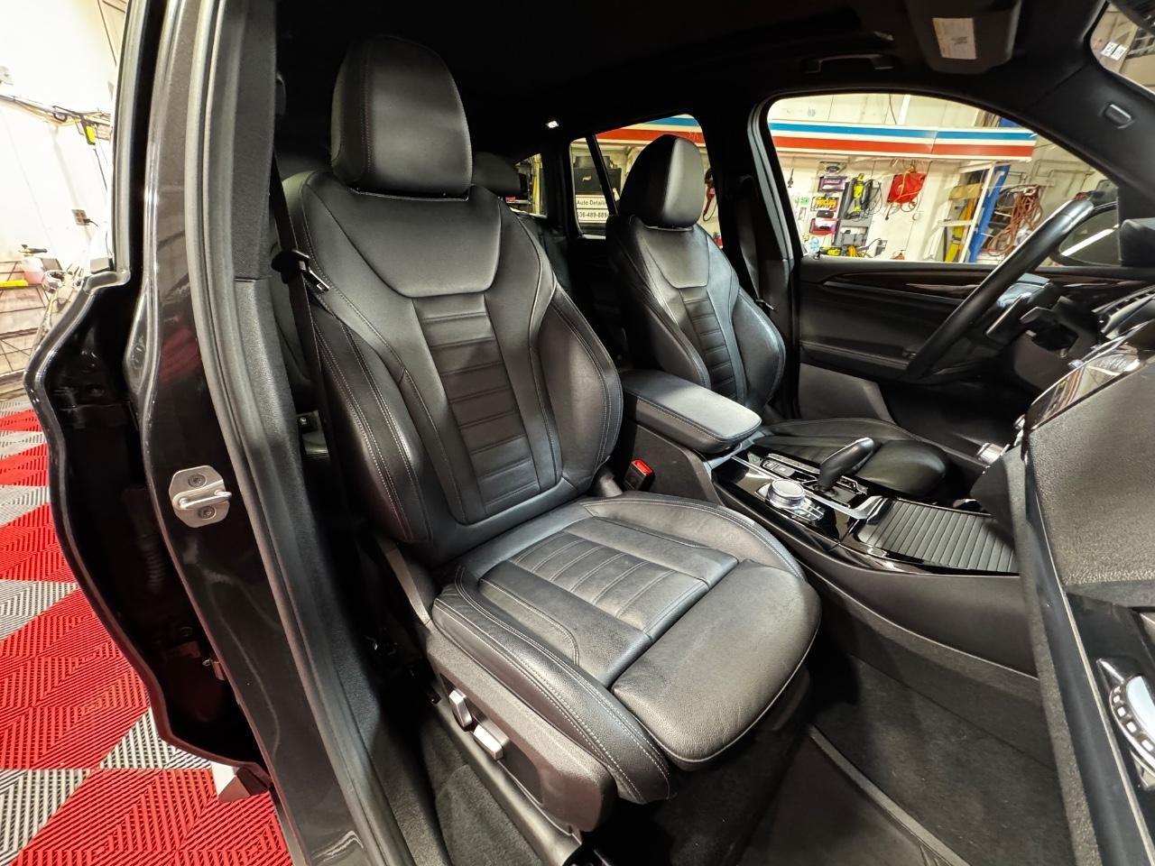 BMW X3 Vehicle Full-screen Gallery Image 10