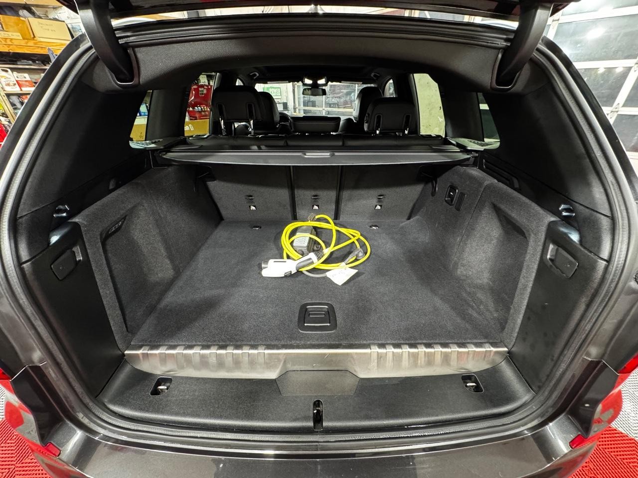 BMW X3 Vehicle Full-screen Gallery Image 12