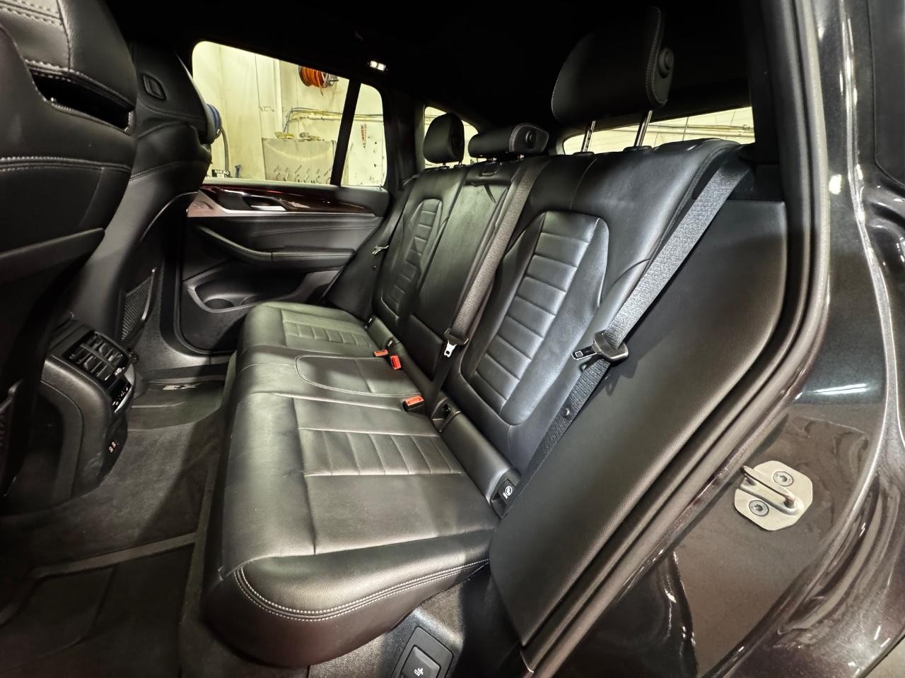 BMW X3 Vehicle Full-screen Gallery Image 13