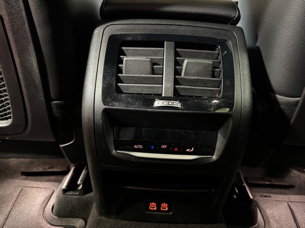 BMW X3 Vehicle Full-screen Gallery Image 14