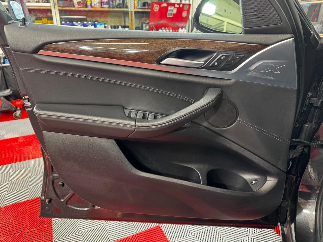 BMW X3 Vehicle Full-screen Gallery Image 15