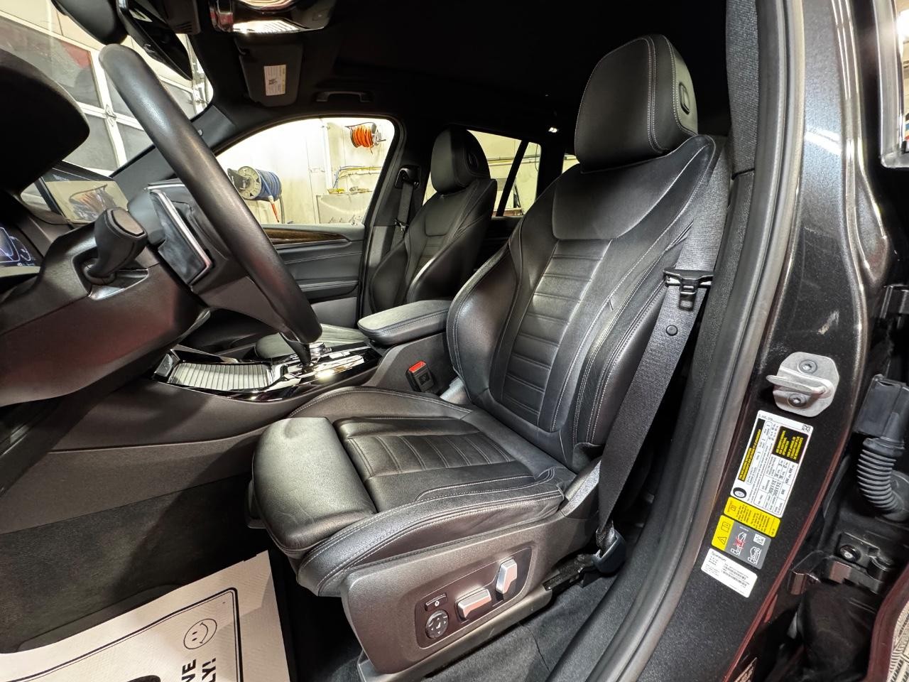 BMW X3 Vehicle Full-screen Gallery Image 16