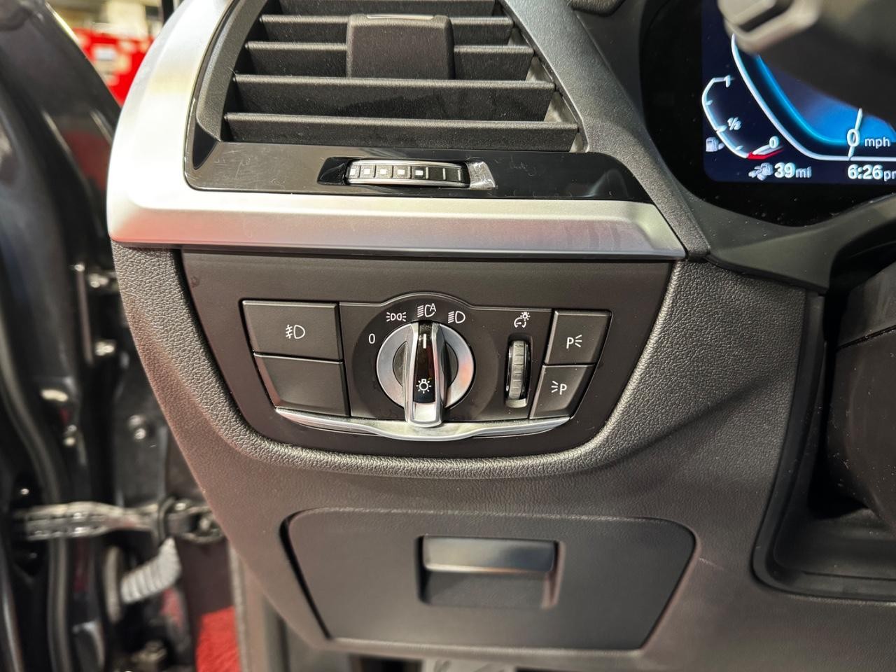 BMW X3 Vehicle Full-screen Gallery Image 17