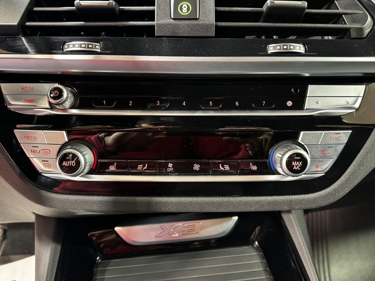 BMW X3 Vehicle Full-screen Gallery Image 22