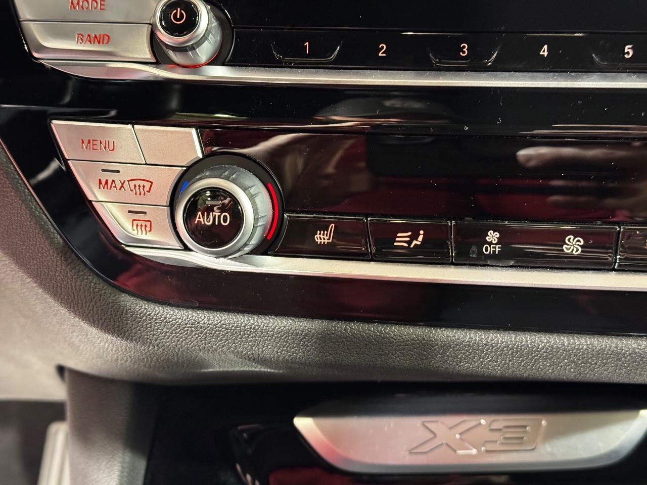 BMW X3 Vehicle Full-screen Gallery Image 23