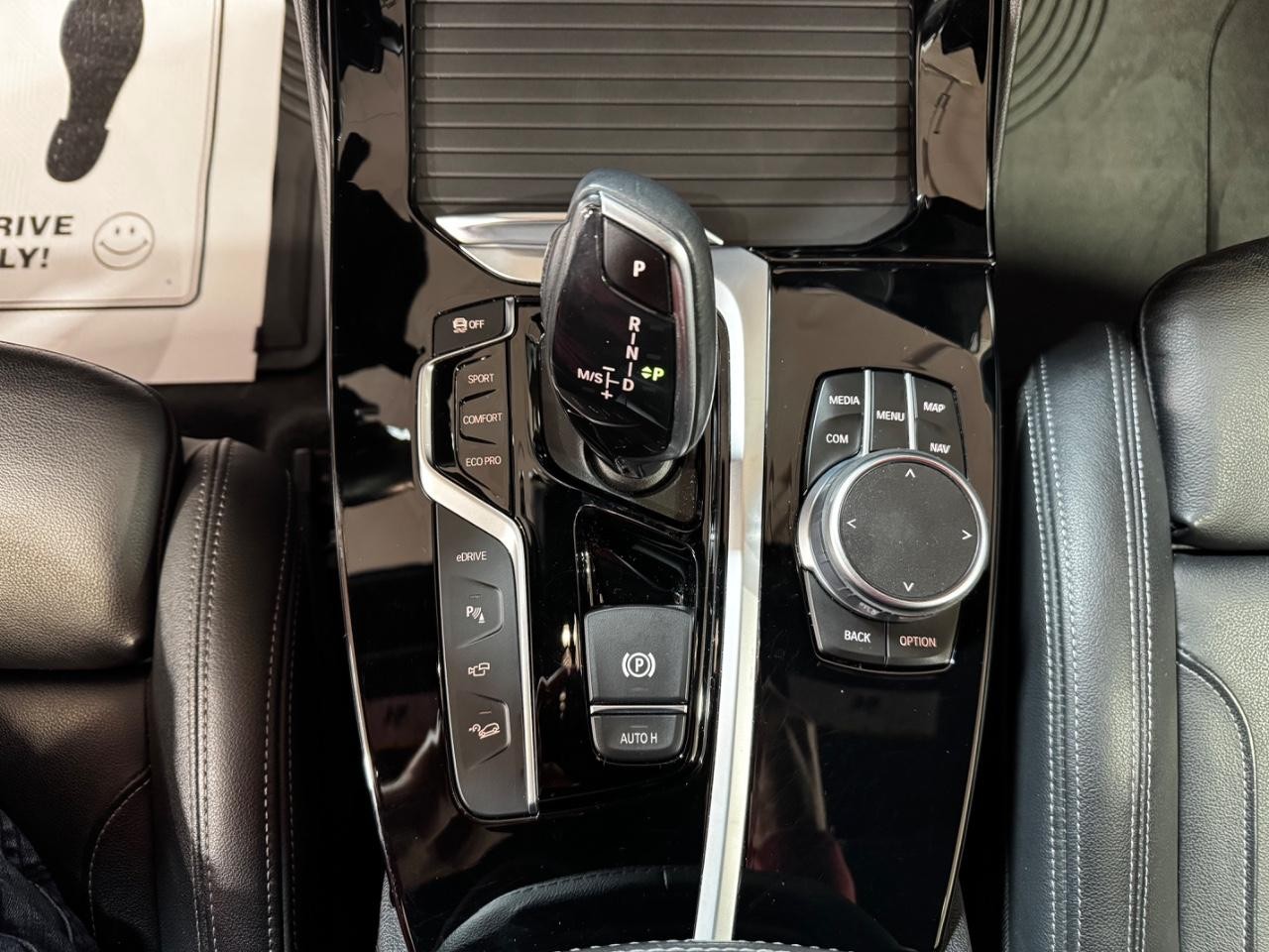 BMW X3 Vehicle Full-screen Gallery Image 24