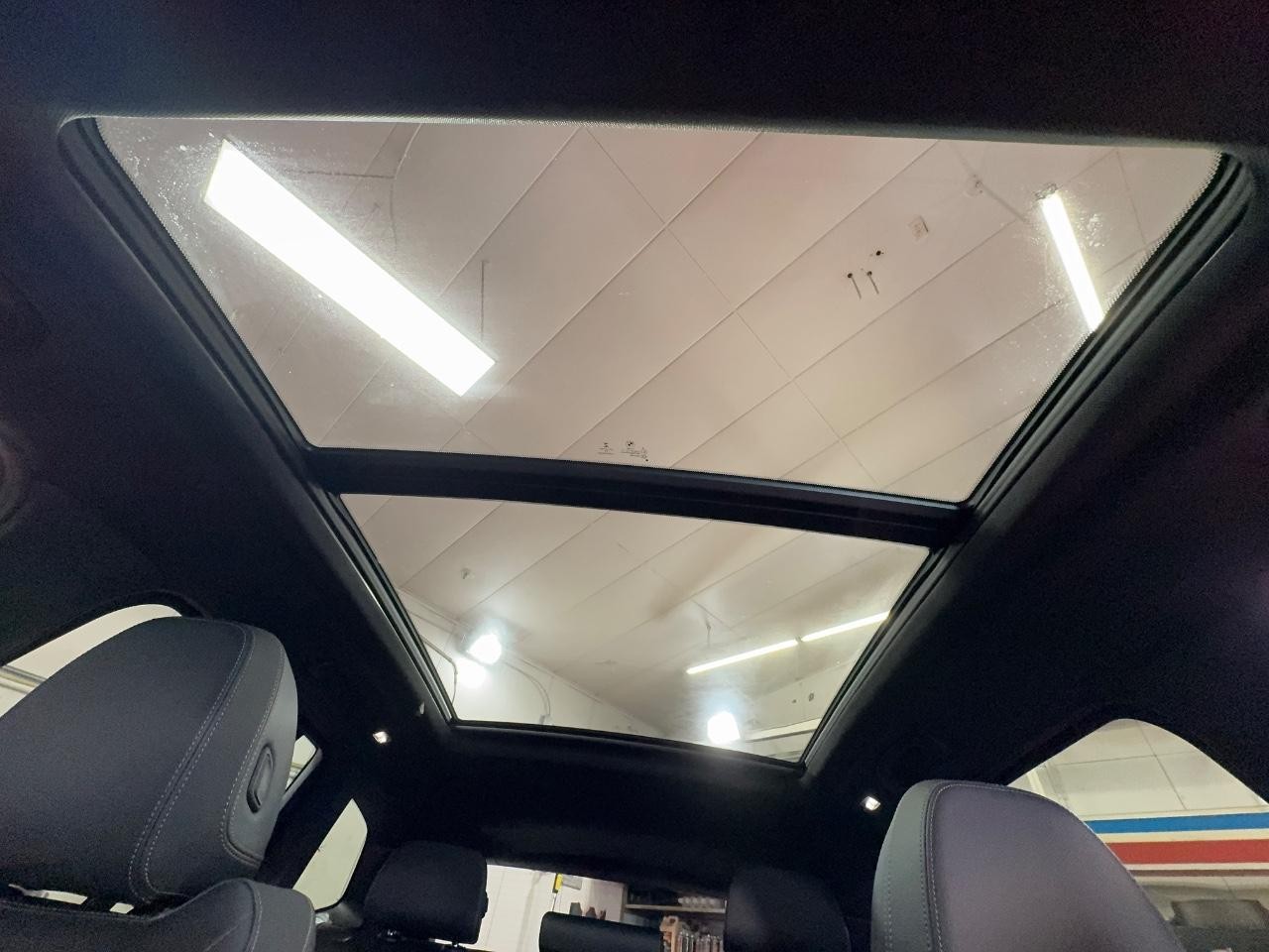 BMW X3 Vehicle Full-screen Gallery Image 27